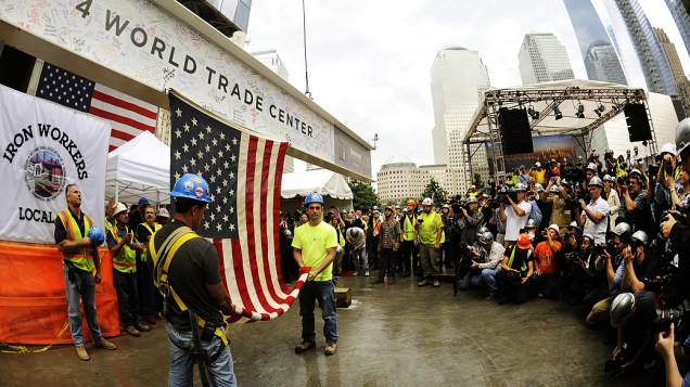 Operários do Four World Trade Center içam bandeira dos EUA, assinada pelos trabalhadores que ajudaram a erguer a torre em Nova York