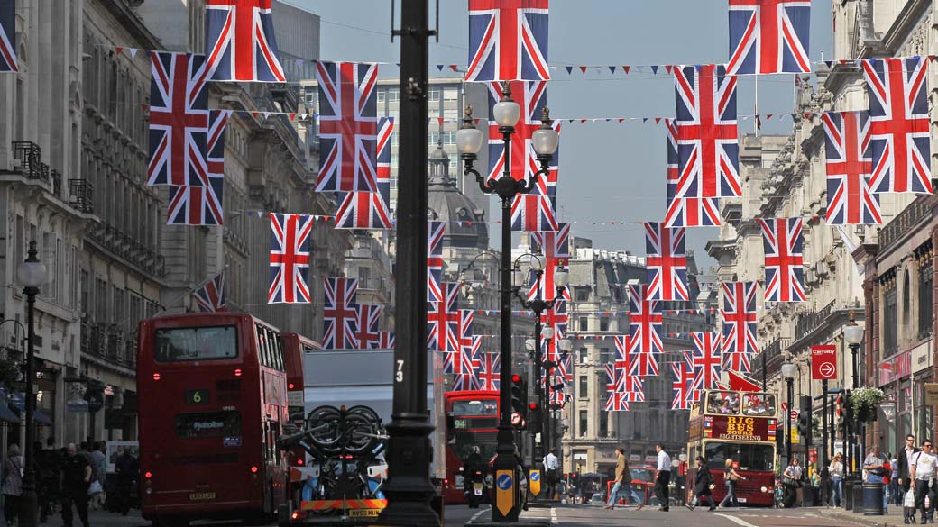 Em Londres, Inglaterra, preparativos estão em andamento em toda a cidade para o casamento real do Príncipe William e Kate Middleton