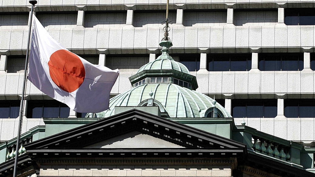 bandeira do Japão tremula no topo do edifício que abriga o banco central do país