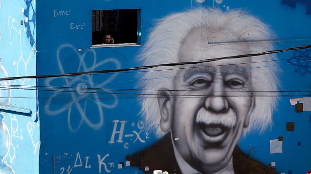 Um mural de Albert Einstein decora parede de uma escola no complexo do Alemão