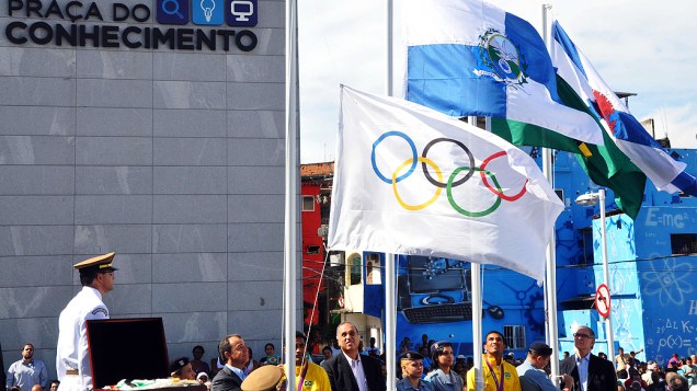 Bandeira Olímpica é apresentada no Complexo do Alemão no RJ