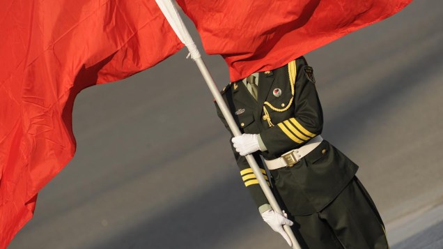 Em Pequim, cena de soldado chinês durante cerimônia para receber o presidente sul-africano Jacob Zuma