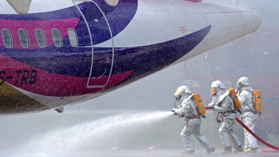 Bombeiros treinam em simulação de incêndio no aeroporto de Bangcoc, na Tailândia