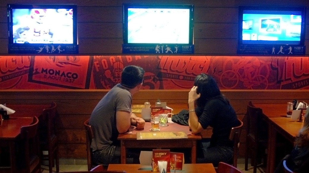 Em Botafogo, na zona sul do RIo, bar preparou TVs e telões para receber fãs do UFC