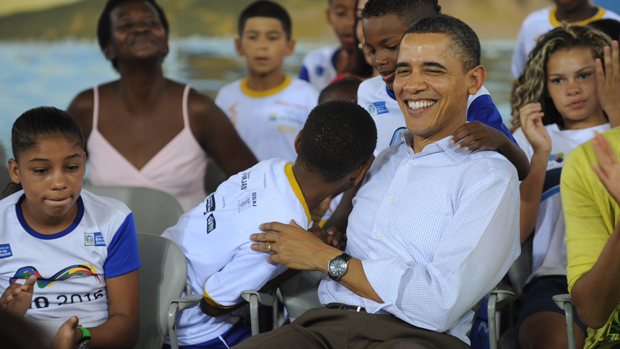 Menino da Cidade de Deus abraça o Obama durante visita do presidente americano à favela