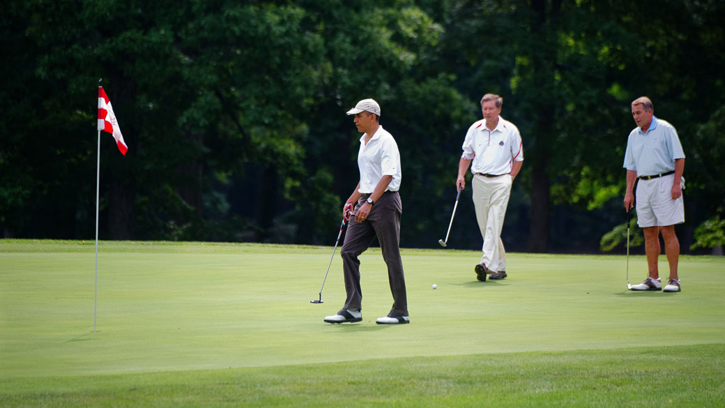 Presidente norte-americano Barack Obama joga golfe com o governador de Ohio, John Kasich, e John Boehner na base aérea de Andrews, em Maryland