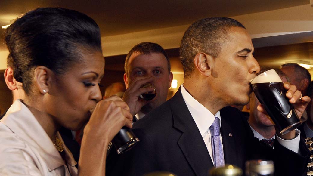 Barack Obama e Michelle Obama bebem cerveja na cidade de Moneygall, Irlanda