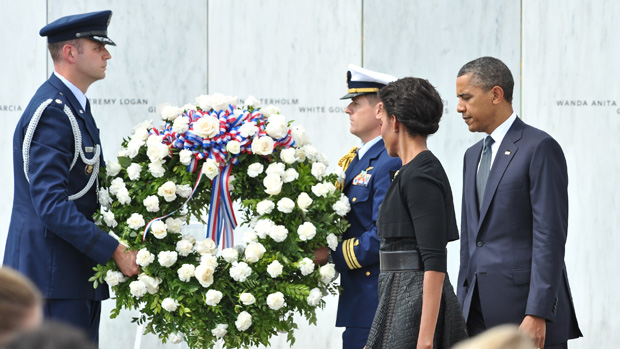 O presidente americano Barack Obama e a primeira-dama, Michelle, depositam flores para as vítimas do voo 93