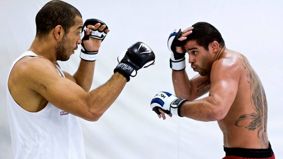 Renan Barão treina com o colega de equipe José Aldo na preparação para o UFC 173, em que ele encara TJ Dillashaw, em maio, em Las Vegas