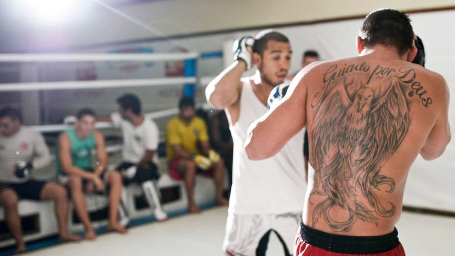 Renan Barão treina com o colega de equipe José Aldo na preparação para o UFC 173, em que ele encara TJ Dillashaw, em maio, em Las Vegas