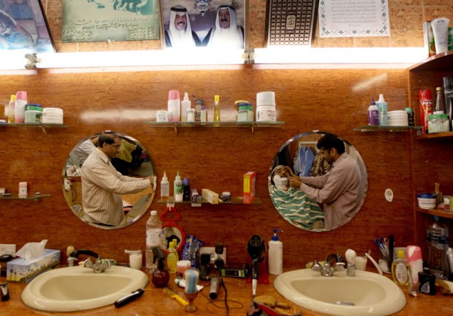 Barbeiros durante trabalho no Kuwait