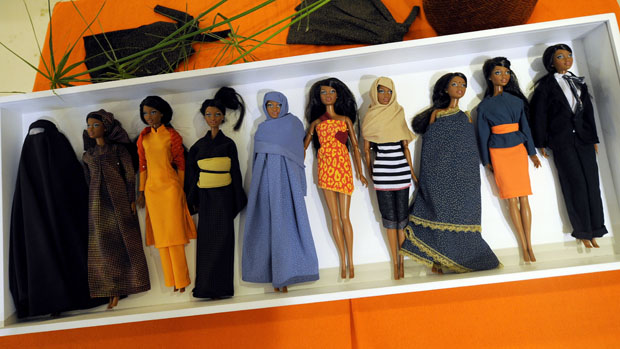Modelos de bonecas Barbie vestidas com trajes típicos fazem parte da exposição pelos 50 anos do brinquedo