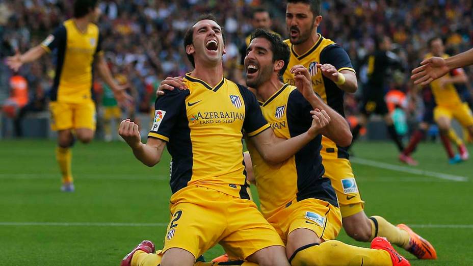 Godín celebrou com seus companheiros o gol que pôs fim a um jejum de 18 anos