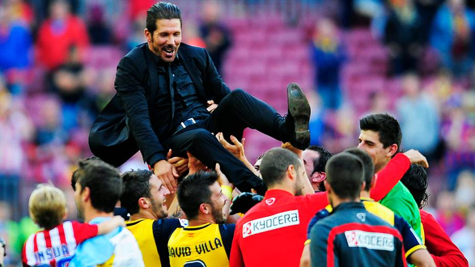 Ídolo da torcida, o argentino Diego Simeone foi carregado pelos atletas ao final da partida