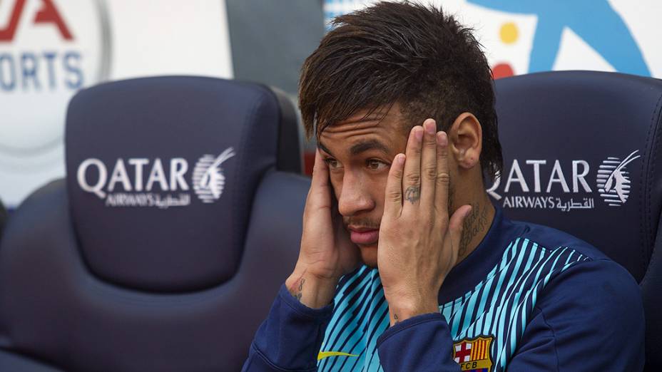 Ainda com dores no pé esquerdo, Neymar começou a partida no banco de reservas