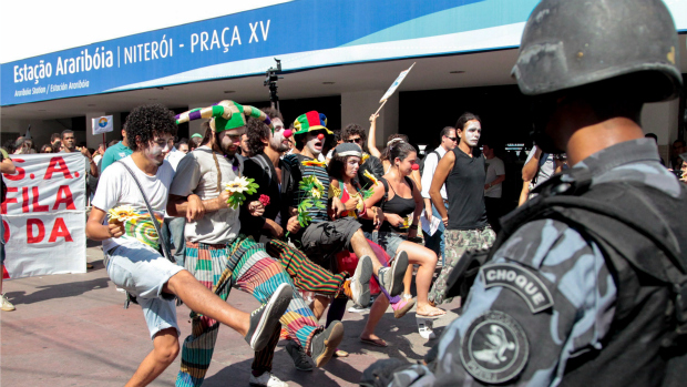 Munidos com apitos e um megafone, cerca de 200 pessoas participam da manifestação contra o reajuste da tarifa das Barcas S.A, na frente da estação da Praça Arariboia, no Centro de Niterói