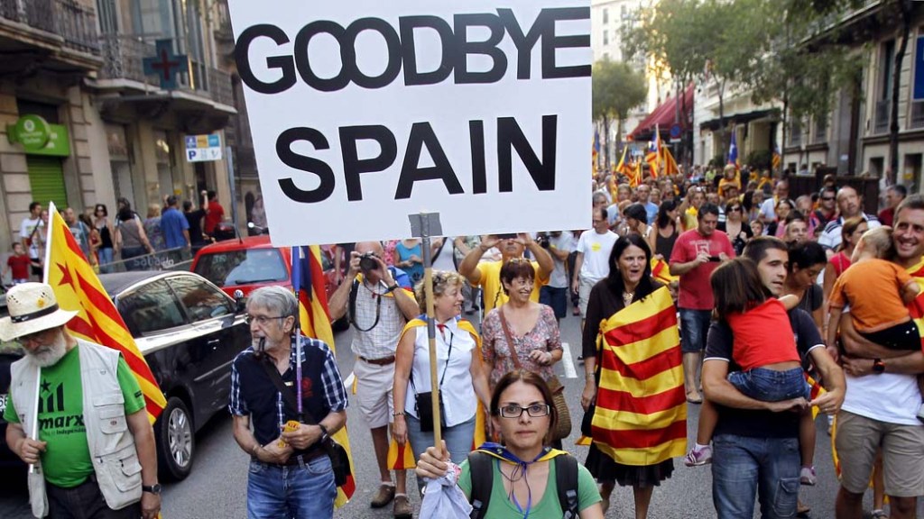 Manifestante com placa 'adeus Espanha' no Dia Nacional da Catalunha