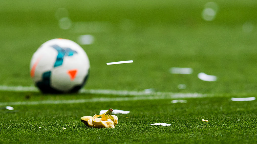 Banana no campo durante partida entre Barcelona e Espanyol
