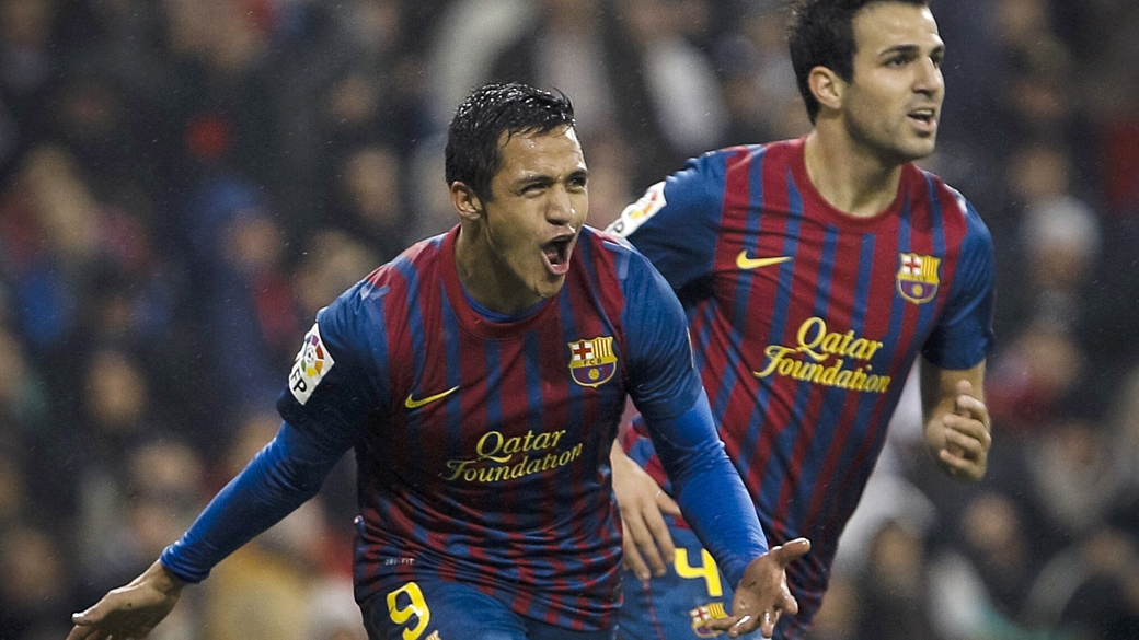 O atacante chileno do Barcelona, Alexis Sánchez, comemora gol contra o Real Madri