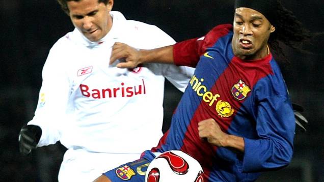 Fabiano Eller e Ronaldinho Gaúcho na final do Mundial de Clubes de 2006, em Yokohama: o Internacional venceu o Barcelona por 1 a 0