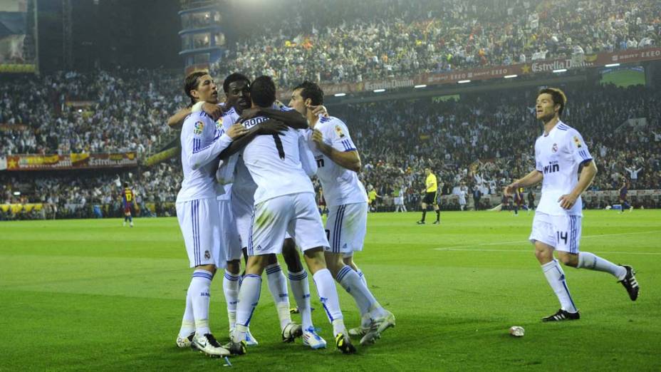 Jogadores comemoram com Cristiano Ronaldo o gol na partida entre Real Madrid e Barcelona pela Copa do Rei, Valência