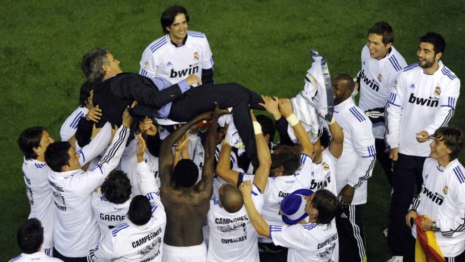 Jogadores do Real Madrid comemoram com o treinador vitória sobre o Barcelona na final da Copa do Rei