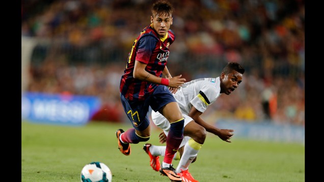 Neymar durante partida contra o Santos, na Espanha