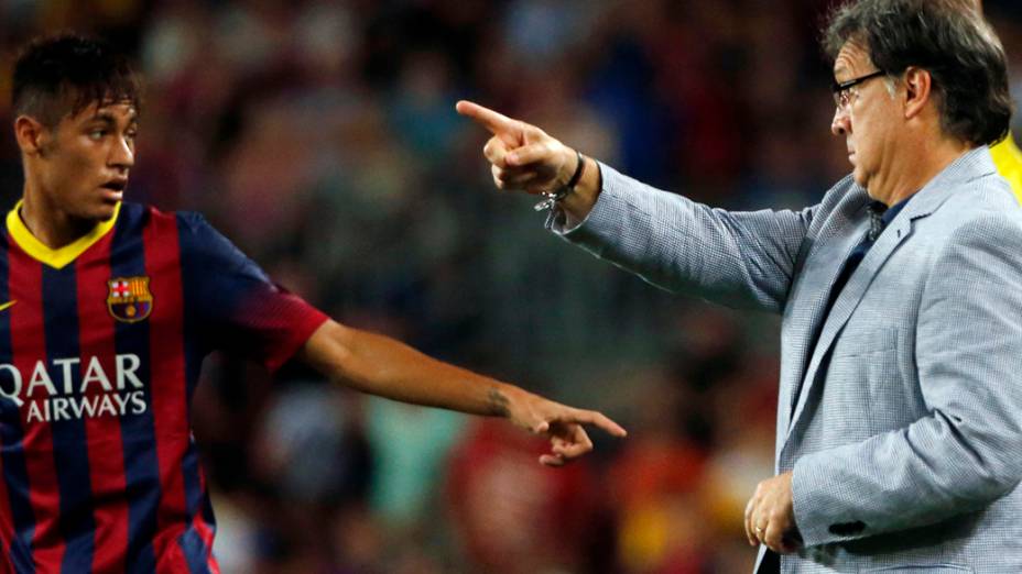 O técnico Tata Martino e Neymar durante partida contra o Santos