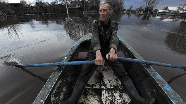Homem rema barco na cidade inundada de Kadom, proximo a Moscou, pelo menos 1.179 pessoas foram afetadas pelas inundações