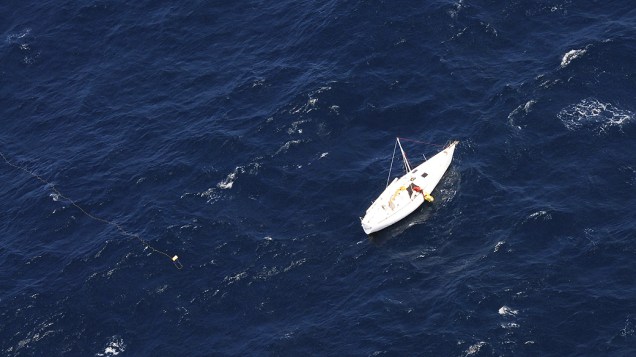 Homem é resgatado no alto-mar nesta quarta-feira (17) a cerca de 500 quilômetros a leste da costa de Sydney, na Austrália. Um avião de passageiros que viajava entre o Canadá e a Austrália ajudou a localizar o veleiro