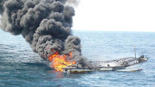 Barco de pesca sul-coreano pega fogo a 250 km da costa de Minamisatsuma, Japão