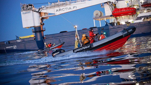 Ativistas do Greenpeace bloquearam um navio quebra-gelo na costa da Suécia na manhã desta quinta-feira, em uma tentativa de impedir os planos da Shell de explorar petróleo no Oceano Ártico