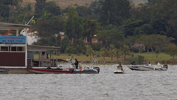 Corpo de Bombeiros busca desaparecidos após naufrágio no Lago Paranoá
