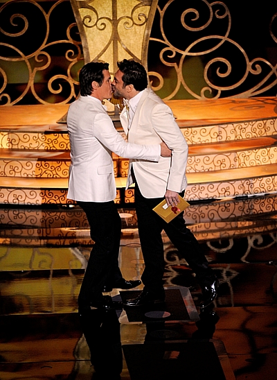 Atores se beijam pouco antes de apresentarem vencedores das categorias de Melhor Roteiro e Melhor Roteiro Adaptado na cerimônia do Oscar 2011.