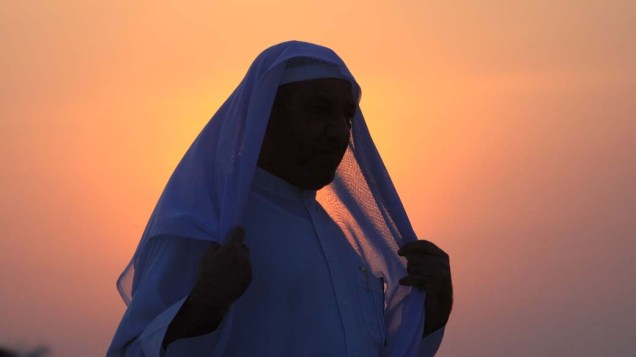 Muçulmano no Bahrein, no Golfo Pérsico, espera pelo pôr-do-sol para quebrar jejum do Ramadã