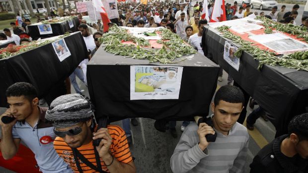 Opositores carregam caixões simbólicos dos manifestantes mortos em conflitos no Bahrein