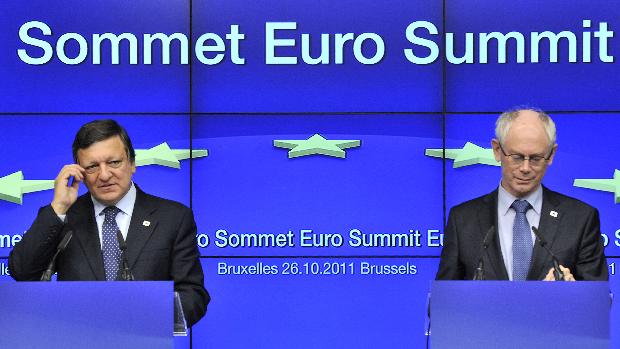 Jose Manuel Barroso (esq.) e Herman Van Rompuy anunciam acordo para perdoar parte da dívida grega