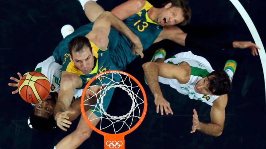 Nenê e Marcelinho Machado brigam pela bola no jogo contra a Austrália