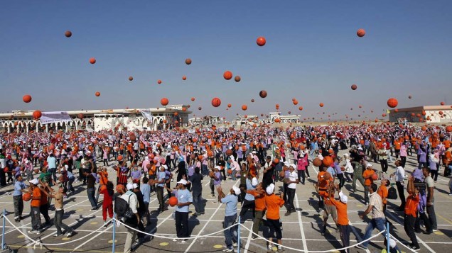 Crianças palestinas tentam bater o recorde mundial de mais pessoas batendo bolas de basquete ao mesmo tempo