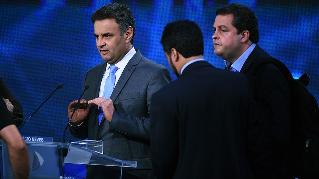 O candidato à Presidência Aécio Neves (PSDB) participa do debate da Band, o primeiro do segundo turno da eleição presidencial, nesta terça-feira (14)