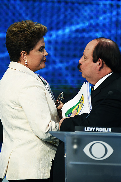 Dilma Rousseff (PT) cumprimenta o candidato Levy Fidelix (PRTB), durante o intervalo do debate dos presidenciáveis promovido pelo Grupo Bandeirantes, em 26/08/2014
