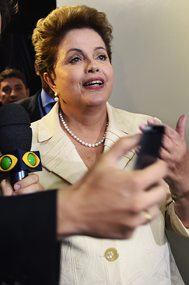 A candidata Dilma Rousseff (PT), durante intervalo do debate entre os presidenciáveis promovido pela Rede Bandeirantes, em 26/08/2014