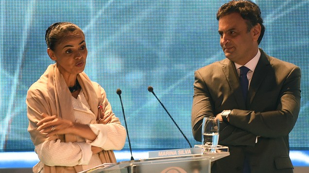 A candidata Marina Silva (PSB) e o candidato Aécio Neves (PSDB), durante o intervalo do debate dos presidenciáveis promovido pelo Grupo Bandeirantes, em 26/08/2014