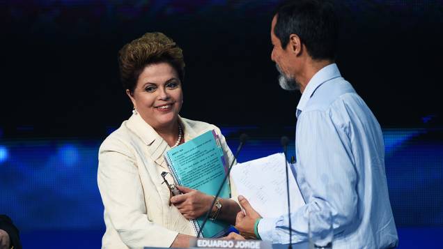 Dilma Rousseff (PT) cumprimenta o canditato Eduardo Jorge (PV), durante o intervalo do debate dos presidenciáveis promovido pelo Grupo Bandeirantes, em 26/08/2014
