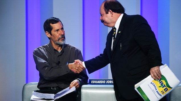 Os candidatos à Presidência da República Eduardo Jorge (PV) e Levy Fidelix (PRTB) se cumprimentam, antes do debate promovido pela Globo, no Rio