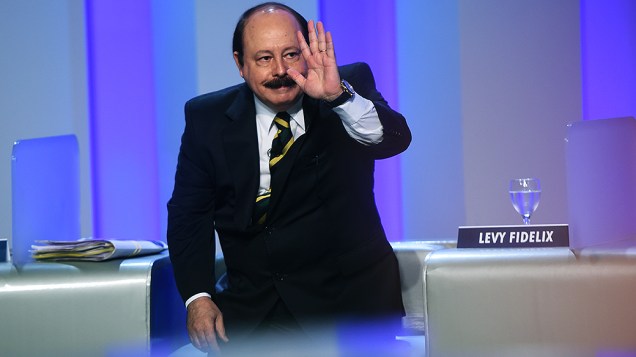 O candidato à Presidência da República,Levy Fidelix (PRTB), acena para a plateia do debate promovido pela Globo, no Rio