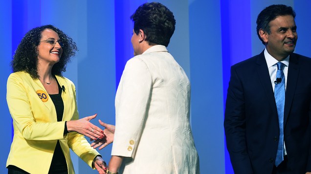 As candidatas à Presidência da República Luciana Genro (PSOL) e Dilma Rousseff (PT) se cumprimentam, antes do debate promovido pela Globo, no Rio