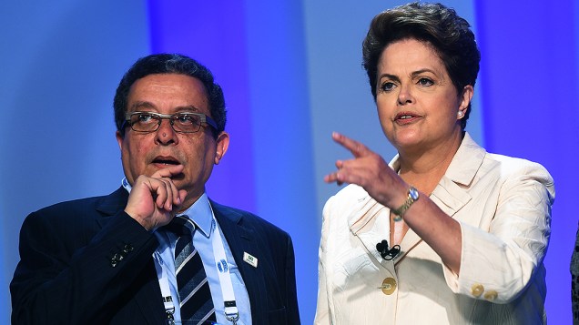 A candidata à Presidência da República, Dilma Rousseff (PT), ao lado do marqueteiro João Santana, antes do debate promovido pela Globo, no Rio