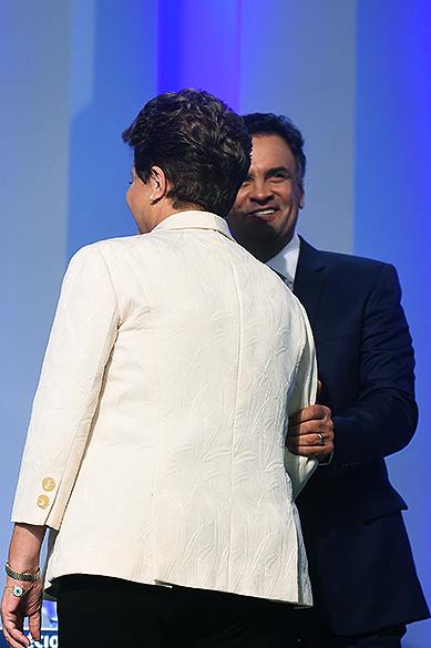 Os presidenciáveis Dilma Rousseff (PT) e Aécio Neves (PSDB) se cumprimentam, antes do debate promovido pela Globo, no Rio