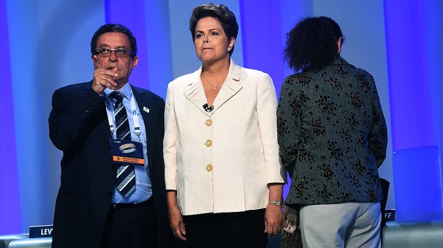 A candidata à Presidência da República Dilma Rousseff (PT), ao lado do marqueteiro João Santana, antes do debate promovido pela Globo, no Rio